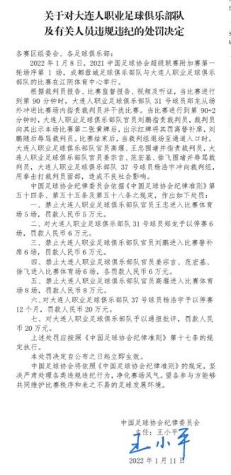 布朗(科林•菲尔什 饰)的老婆在一年前往世，留下了七个古灵精怪的孩子。成天在工作上疲于奔命的布朗，回抵家里还要应付这些捣鬼鬼。为此，布朗前前后后找了16任保母，可没有一个能应付这些鬼精灵。落井下石的是，布朗跋扈的姑妈向他下了最后通牒，若是他不克不及在一个月内再给孩子们找到一个母亲，就不再帮助他们糊口费。欠债累累的布朗若是得不到姑妈的帮助，就极可能会锒铛进狱。此时，糊口堕入尽境。